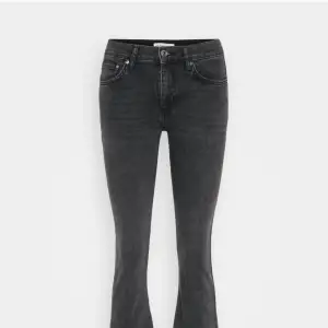Jag säljer ett par grå lågmidjade bootcut jeans från Gina Tricot. Jeansen är köpta för 400 säljer för 250, men kan tänka mig gå ner i pris. 💕Skriv för frågor eller bilder 💕