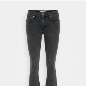 Grå Gina Tricot jeans  - Jag säljer ett par grå lågmidjade bootcut jeans från Gina Tricot. Jeansen är köpta för 400 säljer för 250, men kan tänka mig gå ner i pris. 💕Skriv för frågor eller bilder 💕