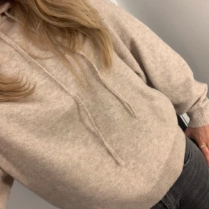 Jättefin stickad tröja med huva  - Jättefin stickad tröja med huva   