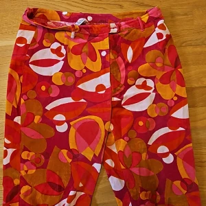 Flower power byxor - Barbie byxor från majorna vintage loppis. Märke Ollily typ. St 40. Jag är 168cm. Lite långa på mig. Möts i Gbg Malmö eller Ljungby.  Konvent. Röd knapp. 80kr. Kan byta med något