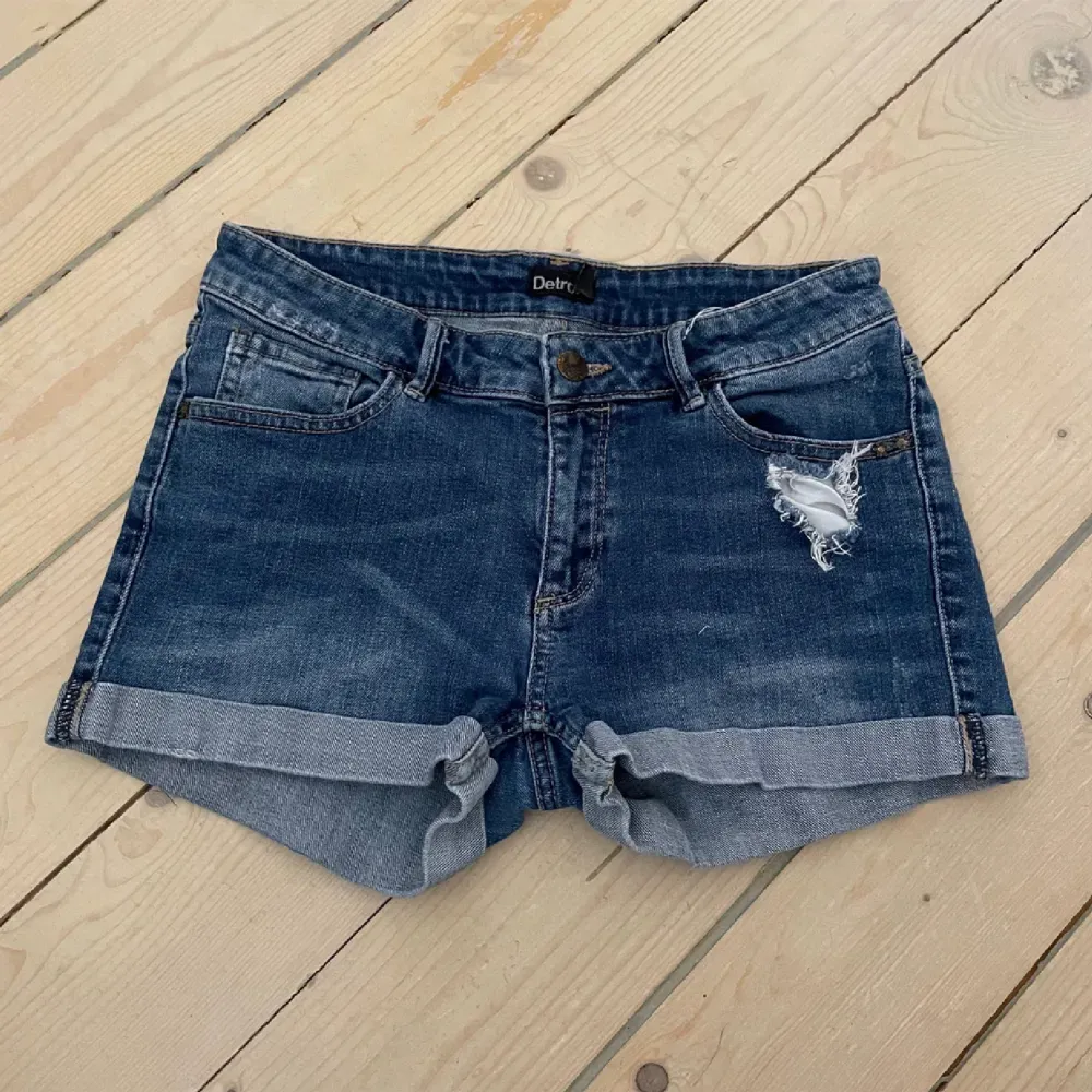 Lågmidjade jeansshorts från ”Detroit” i storlek 164 i en mörkblå färg 💙🩵💙bra skick . Shorts.