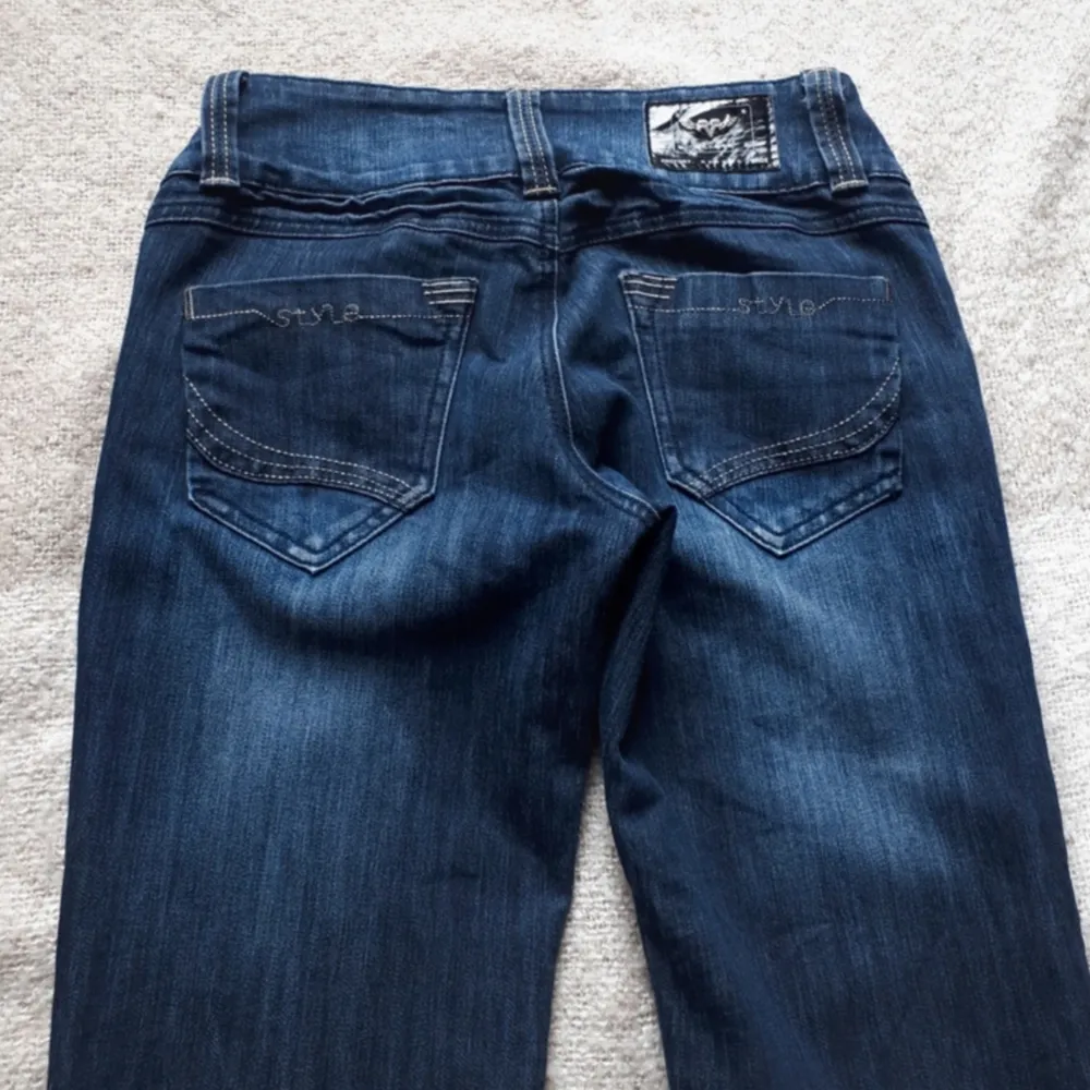 Såå snygga jeans från vinted som tyvärr ba för små för mig😭 i storlek 38, midjemåttet är 37 cm tvärs över och innerbenslängden är ca 88 cm💕 . Jeans & Byxor.