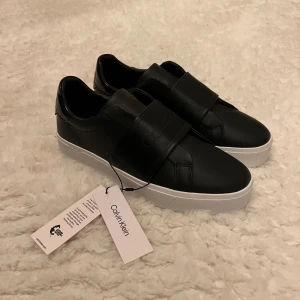 Calvin Klein nya sneakers lappar kvar på - Nypris 1 100.