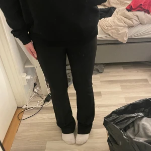 Kostymbyxor - Kostymbyxor som är för små från NEO NOIR, står ej strl men jag som brukar ha M/L kan ej knäppa dom så skulle säga S. Aldrig använt 