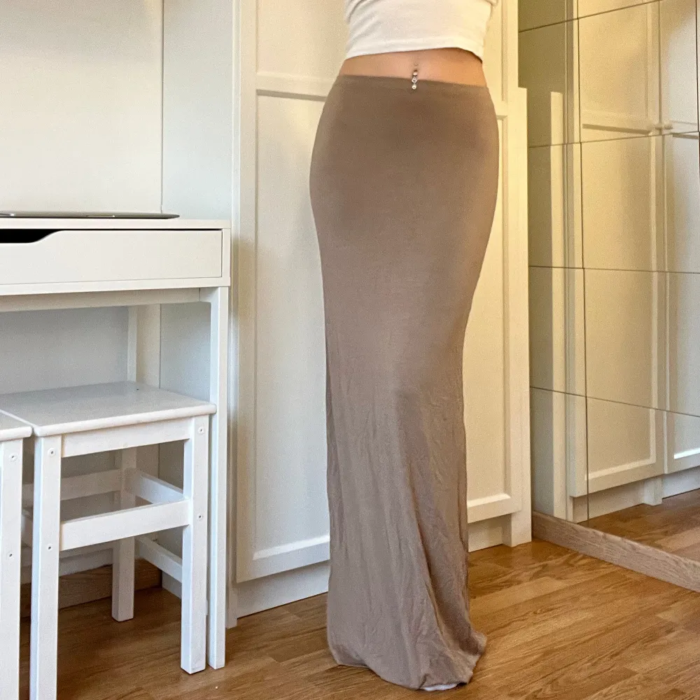 Beige maxikjol från Nelly. Går att ha som highwaist, midwaist och lowwaist. Ingen slits. Aldrig använd (endast provad) och är i nyskick. Storlek XS. 💗. Kjolar.