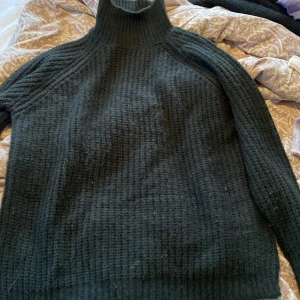 Stickad tröja - Fin mörkgrön tröja med ”krage” som går att vika ner. Xs men känner mer som s 