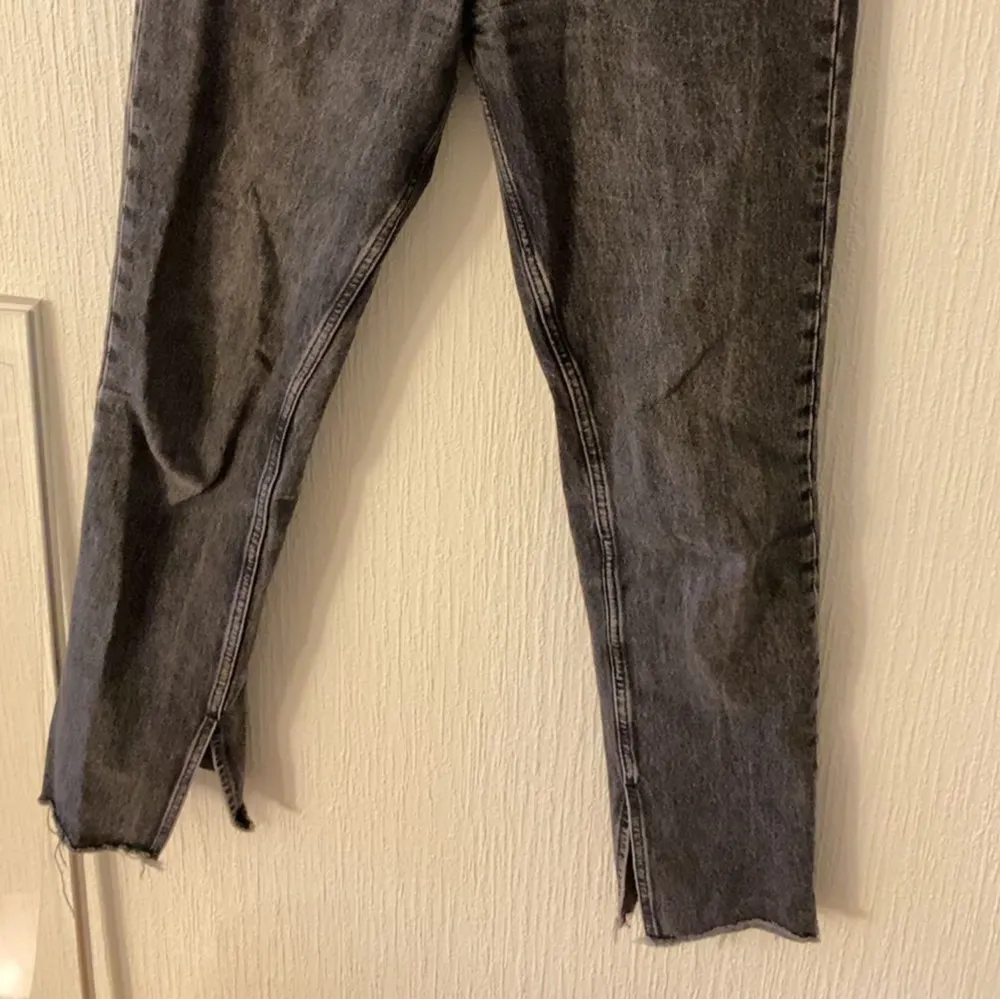 Svarta jeans från gina med slits . Jeans & Byxor.