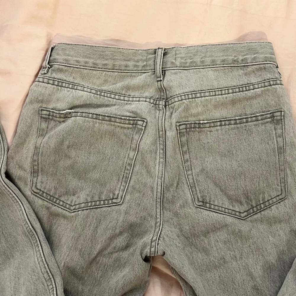 Säljer dessa lågmidjade jeansen från Gina Tricot. Modellen är ”low straight petite jeans” Original pris 499kr 💗 Jeansen har inga defekter 🥰. Jeans & Byxor.
