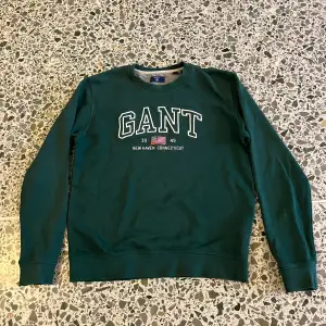 Hej! Säljer denna fräscha Gant tröja som är perfekt till våren och sommaren då den inte passar längre. Passar storlek 160-165. Nypris- 850kr och den säljs inte längre. Pris kan absolut diskuteras vid snabb affär!😉