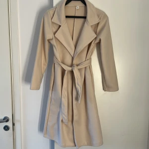 Coat  - Helt ny vår/höst kappa utan kanappar. Storlek 36.
