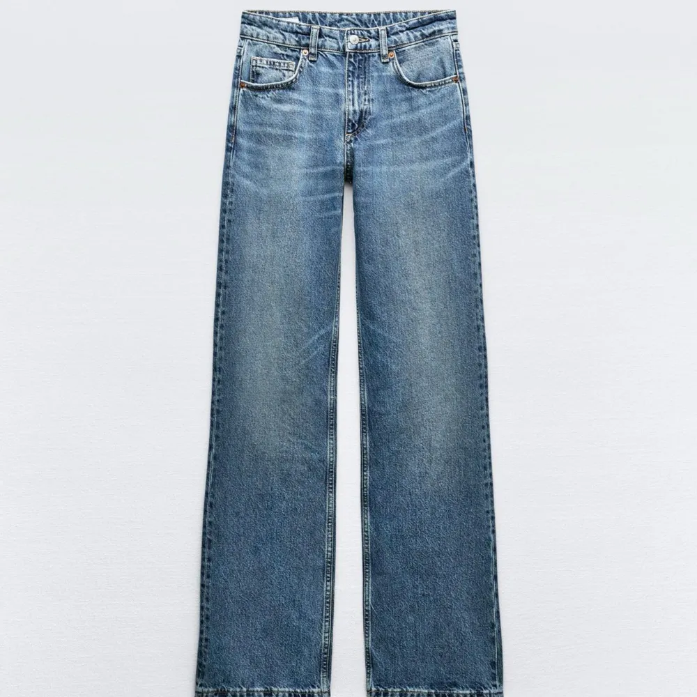 Säljer dessa populära jeans från zara! Mid/low rise. Skriv för fler bilder💕💕 Gott skick, sparsamt använda, storlek 34. Jeans & Byxor.