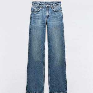 Säljer dessa populära jeans från zara! Mid/low rise. Skriv för fler bilder💕💕 Gott skick, sparsamt använda, storlek 34
