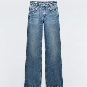 Säljer dessa populära jeans från zara! Mid/low rise. Skriv för fler bilder💕💕 Gott skick, sparsamt använda, storlek 34