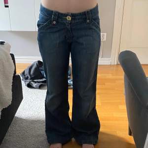 Säljer dessa lågmidjade bootcut jean för jag har bytt stil💙 Så fina med dragkedja fickor! Jag har använt dom runt 5 ggr men det är inget som syns🎀 Köpta second hand för 500 kronor💙💙