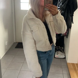 Teddyjacka - Gullig teddyjacka som inte kommer till användning. 