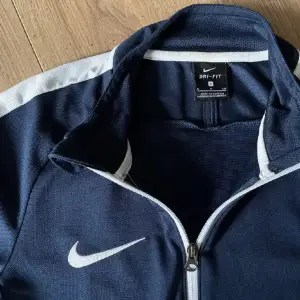 Säljer nu min Nike dri får tröja i riktigt fint skick, nypris 999kr