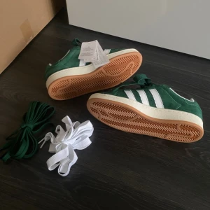 Adidas CAMPUS 00 - Slutsålda och helt nya. säljer då jag råka köpa en storlek för liten. Postas i orginalförpackning med både gröna och vita snöre till 🫶 Skicka prisförslag, minst 1400kr