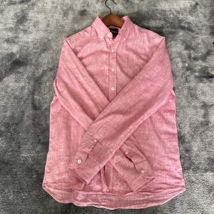 Säljer en rosa/röd Oscar Jacobsson linneskjorta i storlek M (39/40) i slimfit. Toppskick och väldigt bra kvalitet🙌🏼