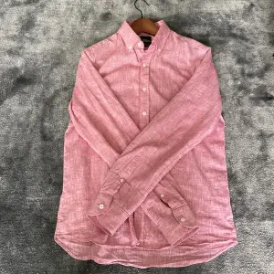 Säljer en rosa/röd Oscar Jacobsson linneskjorta i storlek M (39/40) i slimfit. Toppskick och väldigt bra kvalitet🙌🏼
