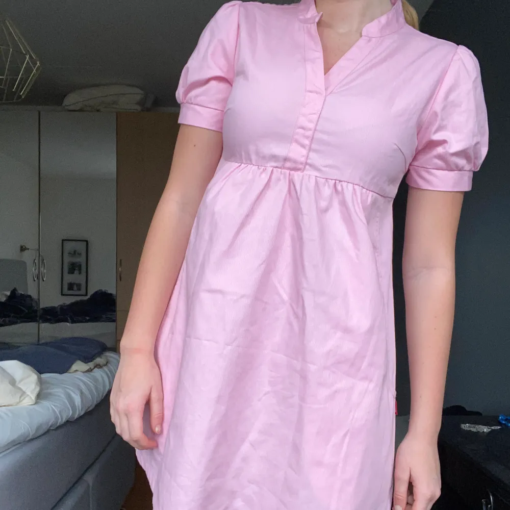 Jätte fin rosa klänning till sommaren i nyskick, storlek S. Klänningar.