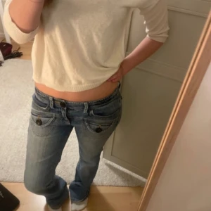 Bootcut lågmidjade jeans - Säljer ett par super fina jeans som är lågmidjade bootcut då de tyvärr är för stora för mig. Helt perfekt skick, köpta av en tjej på Vinted. Inga defekter! Storlek S. Innerbenslängd ca 83 och midjemått 39 rakt över! 💋