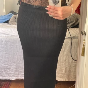 Kjol från Zara - Svart ribbad lång kjol från zara, perfekt skick!💕Skriv för fler bilder
