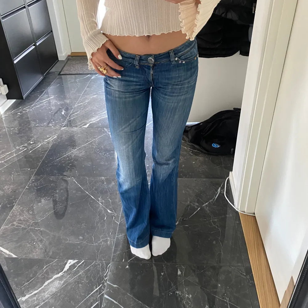 Säljer mina favorit jeans! Jätte fina replay jeans, midjemått 38 cm tvärs över och innerbenslängden är 80 cm och passar mig som är 167🥰 skriv för mer bilder!. Jeans & Byxor.