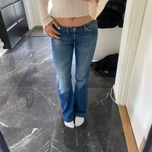 Säljer mina favorit jeans! Jätte fina replay jeans, midjemått 38 cm tvärs över och innerbenslängden är 80 cm och passar mig som är 167🥰 skriv för mer bilder!