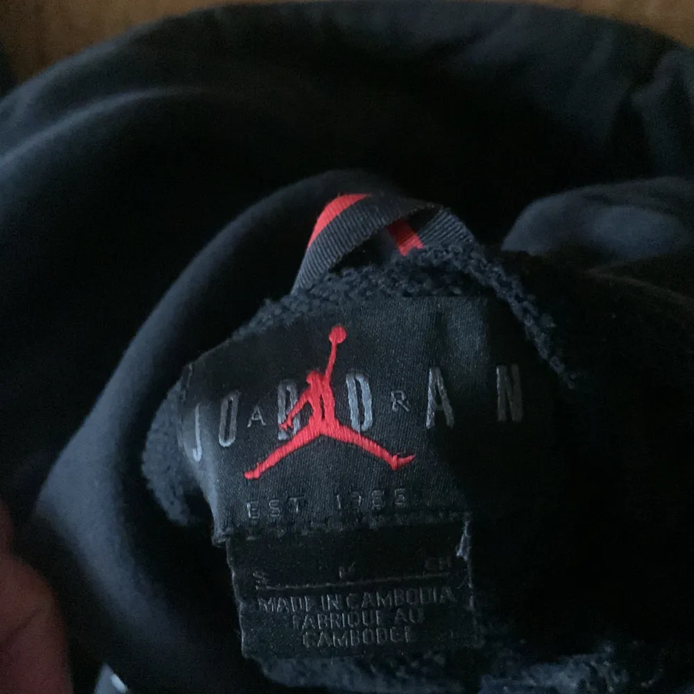 Nu är min psgX Jordan hoodie ut till sälj. Nästan omöjlig att få tag på. Otroligt skön och nice och kommer i bra skick🤙💥. Hoodies.