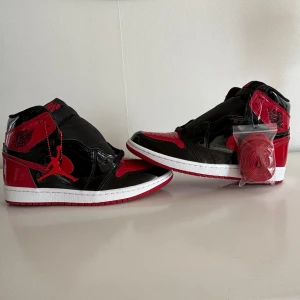 Nike air Jordan 1 High bred patent  - Säljer mina helt nya och oanvända Jordan 1 High bred patent.  Storlek: 42,5   Marknads pris: 3400 kr och uppgående.  Mitt pris 3199 kr Original låda+ snören ingår med köpet.