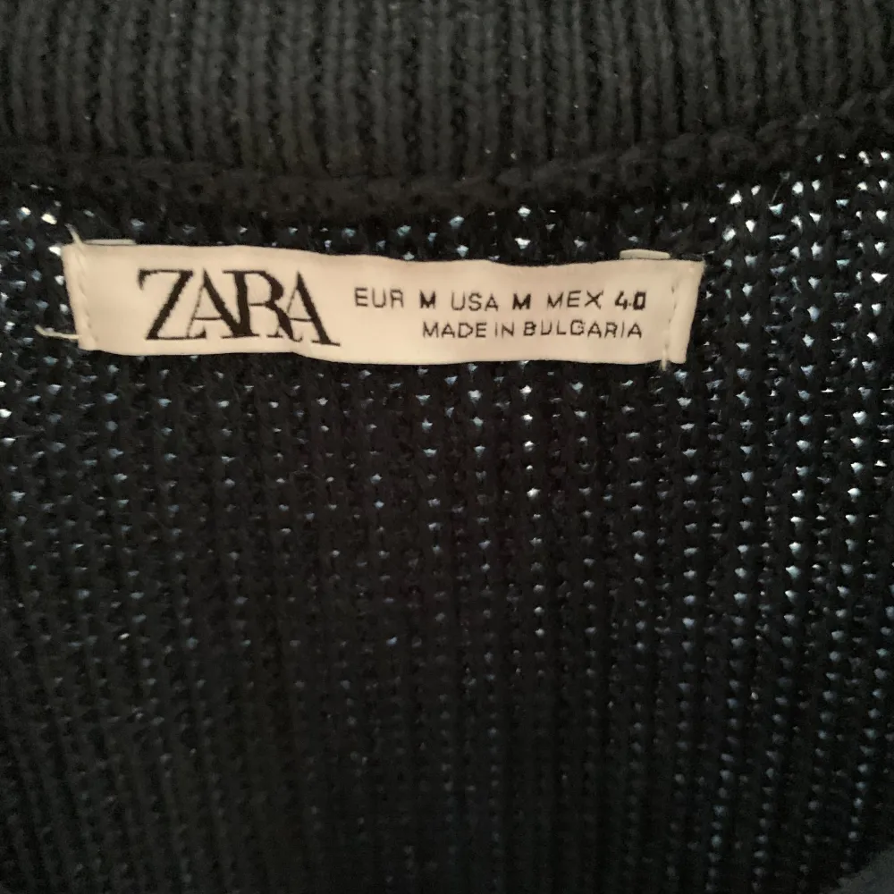 En väldigt fin, stickad tröja från zara. Den är knappt använd då jag köpte fel storlek. Tröjan är i storleken medium, i väldigt fint skick. Stickat.