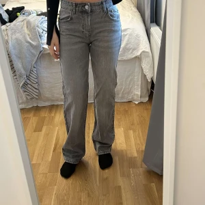 Pull & Bear straight jeans - Fina grå jeans från Pull & Bear! Inga fläckar och jättebra skick 🙏