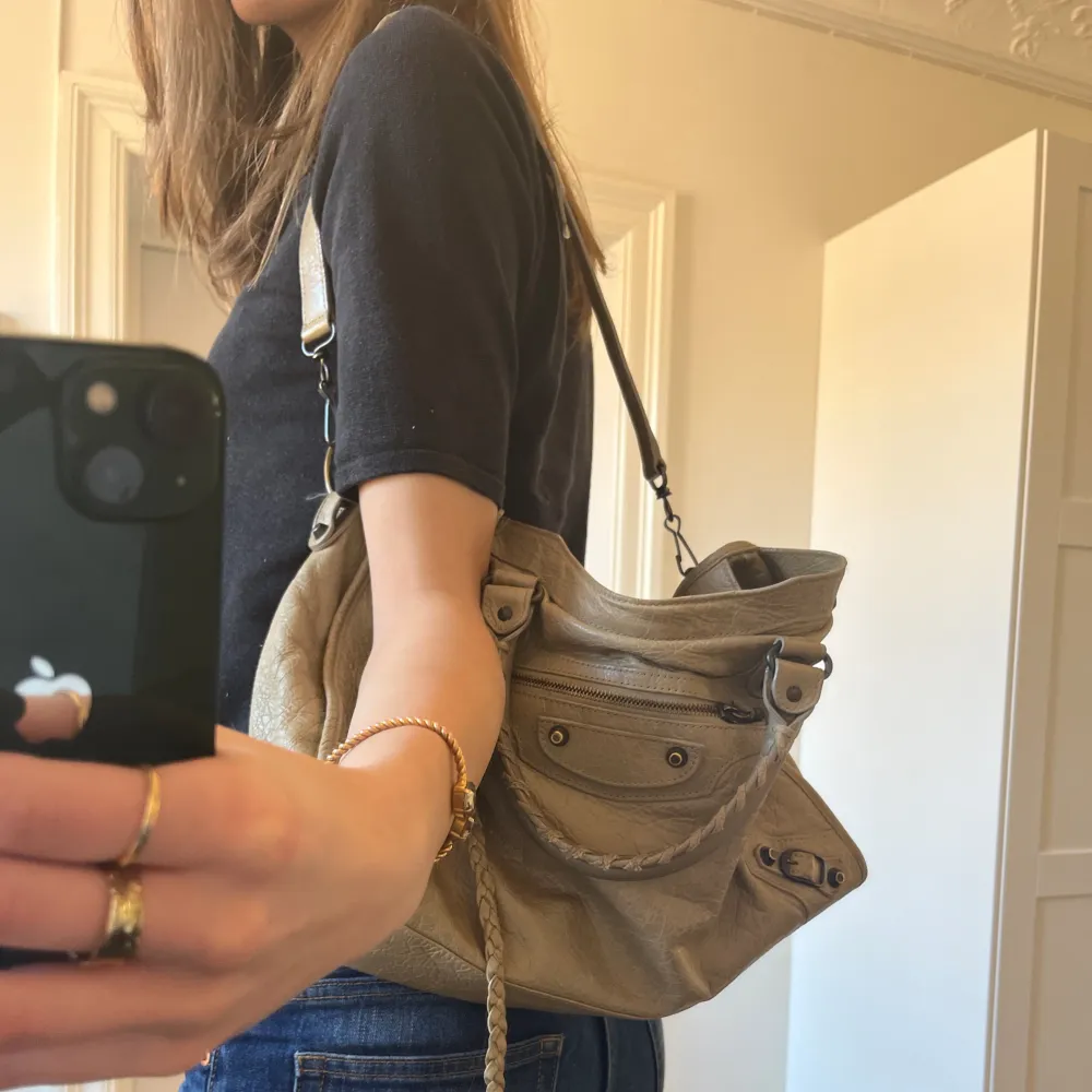 Säljer nu min balenciaga city bag. Köpt på en second hand affär i Canada. Tyvärr är äkthetsbeviset borttappat, men kommer med dustbag. Perfekt rymlig väska till ex skola. Några mindre defekter men inget som påverkar.. Väskor.