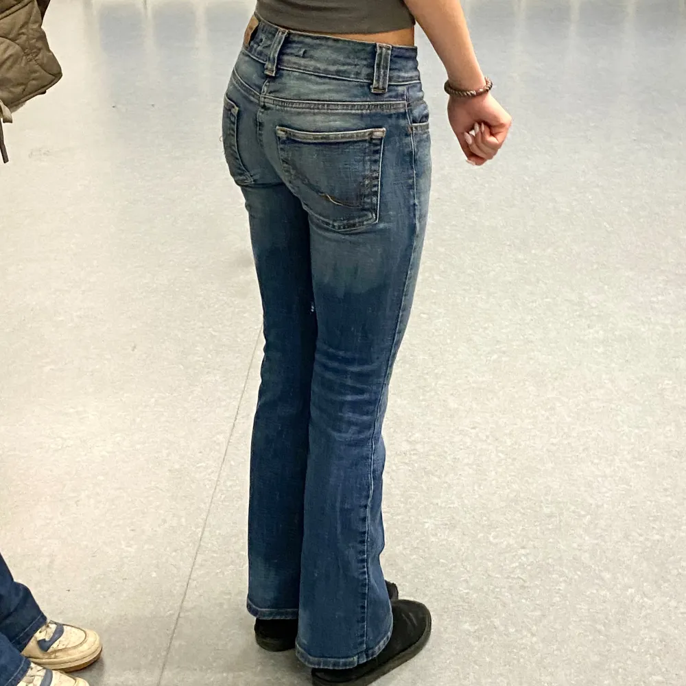 Säljer mina jättesnygga jeans som jag köpte här på Plick men som tyvärr va försmå💞 Midjemåttet är 36 cm och innerbenslängden är 81cm💞  Skriv vid frågor🎀. Jeans & Byxor.