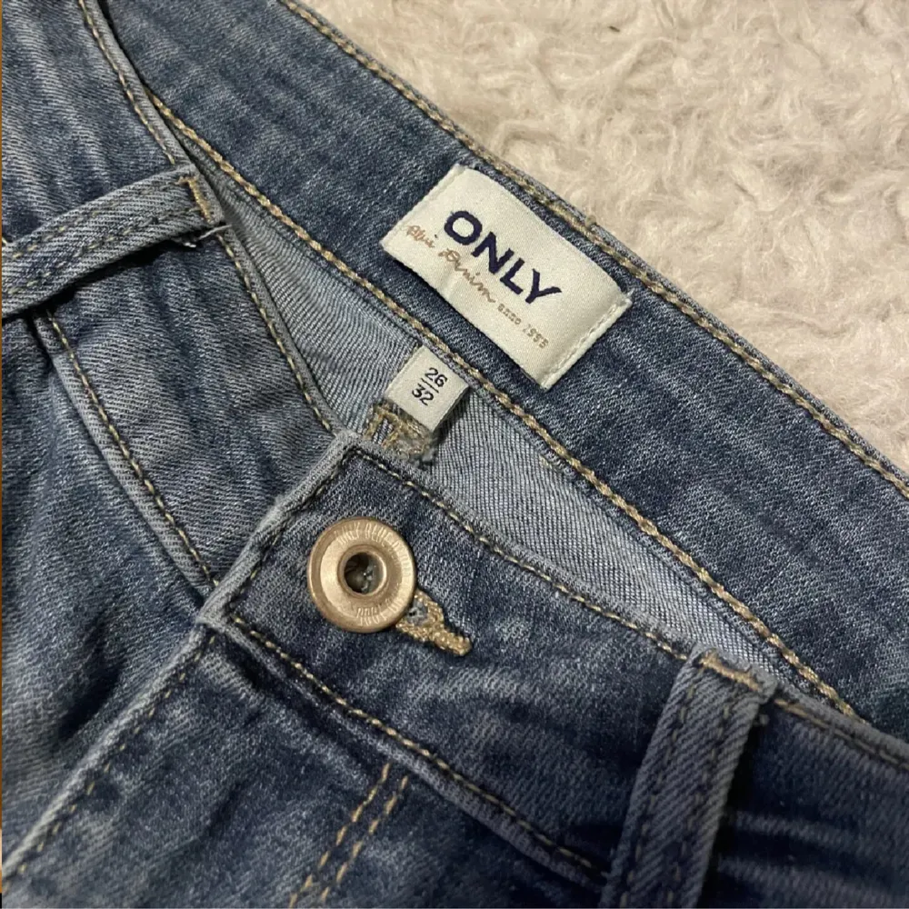 Säljer dessa jättesnygga lådmidjade jeans. Midjemått tvärs över ca 34cm och innerbenslängd 81, det går bra att trycka på köp nu💕(Bilder från tjejen jag köpte av). Jeans & Byxor.