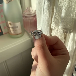 Ring i rostfritt stål  - Säljer dehär jätte söta ringen i rostfritt stål💕 Hör av dig om fler frågor! Helt oanvänd!!
