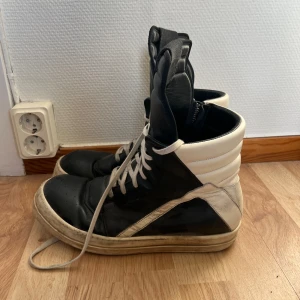 Rick Owens Geobaskets - Säljer mina Grails för de kommer inte så mycket till användning. Skicket är 7/10 saknar tyvärr låda