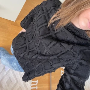 Supersnygg Zara blus! - Jättefin svart Zara blus 😍 utan defekter, helt oanvänd. Säljer på grund av att den är för liten för mig. Storlek S men passar även XS kan gå ner i pris vid snabb affär!🥰 🩷hör av er om ni har några frågor!