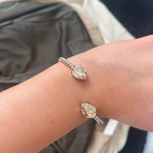 Säljer ett armband från Caroline Svedbom, det har slitningar där silver-pläteringen skavts av men inget som syns jättetydligt (se bild 3) nypris 795💝skriv för fler bilder