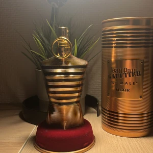 Jpg Le Male Elixir - En väldigt söt och vaniljig doft från Jean Paul Gaultier. Passar utmärkt nu till vintern eller hösten 🍂 ❄️  säljer i 5ml eller mindre🔥 priset är förhandlingsbart
