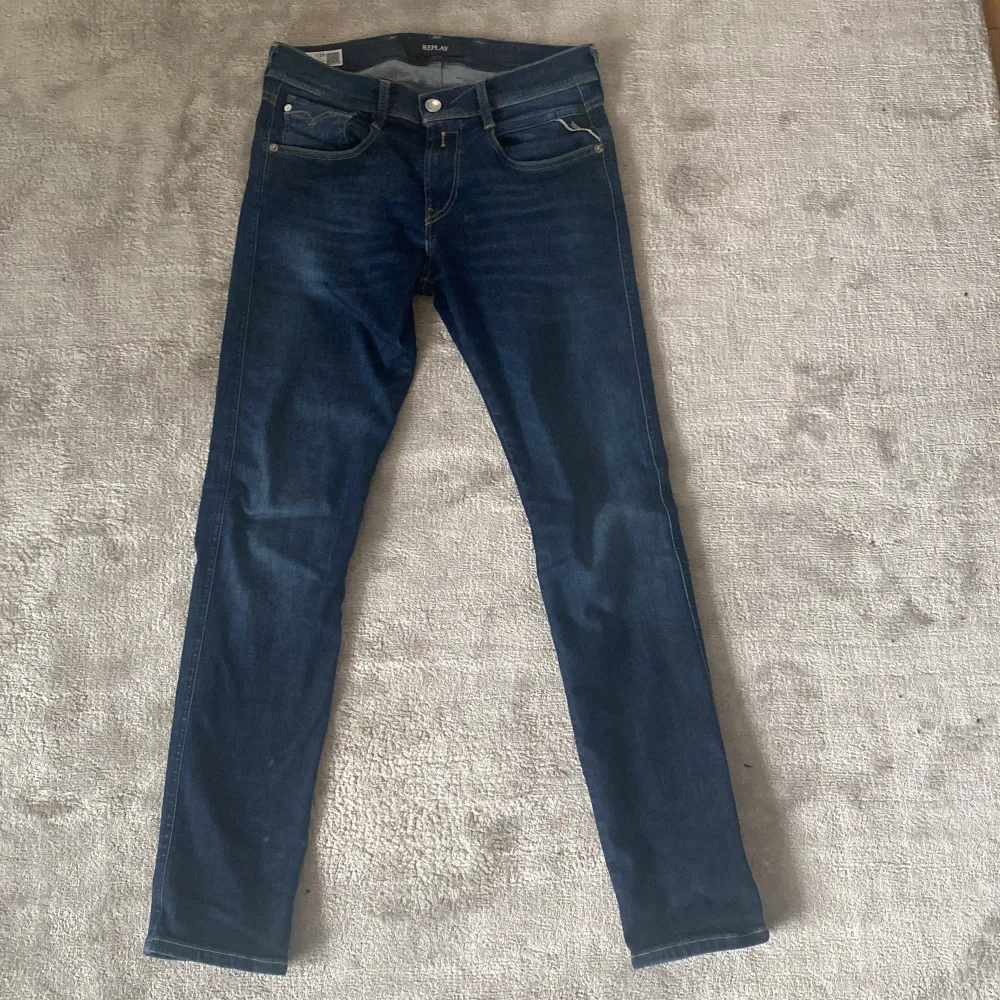 Säljer dessa replay anbass slim fit jeans. Jeansen är i ett väldigt bra skick 9,8/10. Priset kan självklart diskuteras. Nypris 1800kr. Jeans & Byxor.