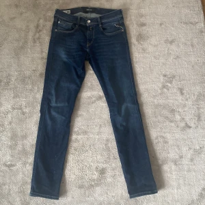 Replay anbass - Säljer dessa replay anbass slim fit jeans. Jeansen är i ett väldigt bra skick 9,8/10. Priset kan självklart diskuteras. Nypris 1800kr