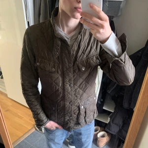 Barbour jacka  - Säljer den här feta Barbour jackan i olivgrön färg som är perfekt nu till våren! Nypris ca 3000 mitt pris 475. Storleken är S och passar perfekt för 175-185cm. Tveka inte att höra av er om ni har en minsta fråga!😃