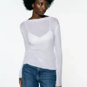 Helt oanvänd tröja från Zara, den är genomskinlig och är lik tröjorna från Intimissimi☺️💛(öppen för prisförlag)