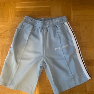 Ljus blåa Palm Angels shorts - Storlek XL, helt oanvända och är till salu då de är för stora på mig. Bästa skick och väldigt bra pris!