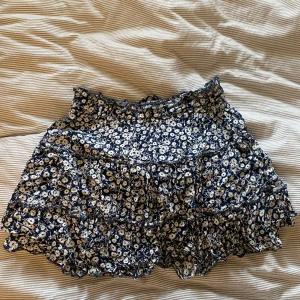 Kjol - Bra skick, knappt använd för den satt lite kort på mig❣️står att den är storlek M men skulle säga att den sitter mer som S/XS