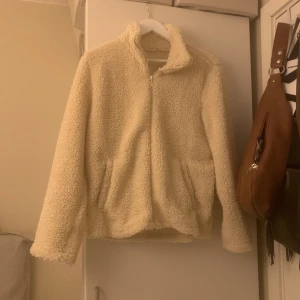 Jacka - En lurvig jacka. Lik den från hm. Storlek M men passar som en xs/S. Mysig. 