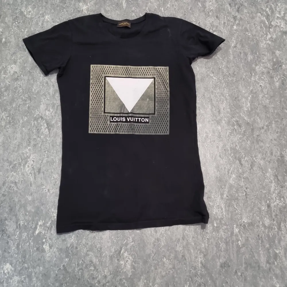 Snygg Svart T-shirt strl L Louis Vuitton (fake) Den är i bra beg skick. T-shirts.