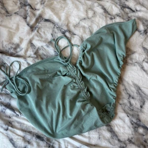 Enarms klänning från Shein - Jättefin turkos, lång klänning med en axel från Shein. Har även snörning längst ner.