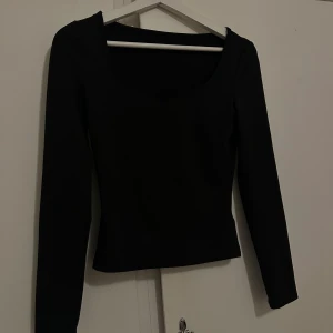Topp - Enkel svart topp aldrig använd 